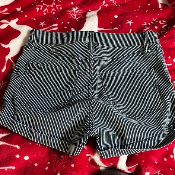 Women’s shorts, black and white stripes - Picture 2 of 3